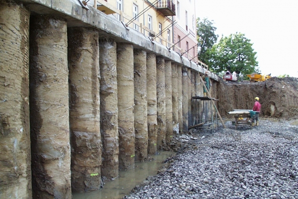 Bauplatz LBS Stützmauer.jpg